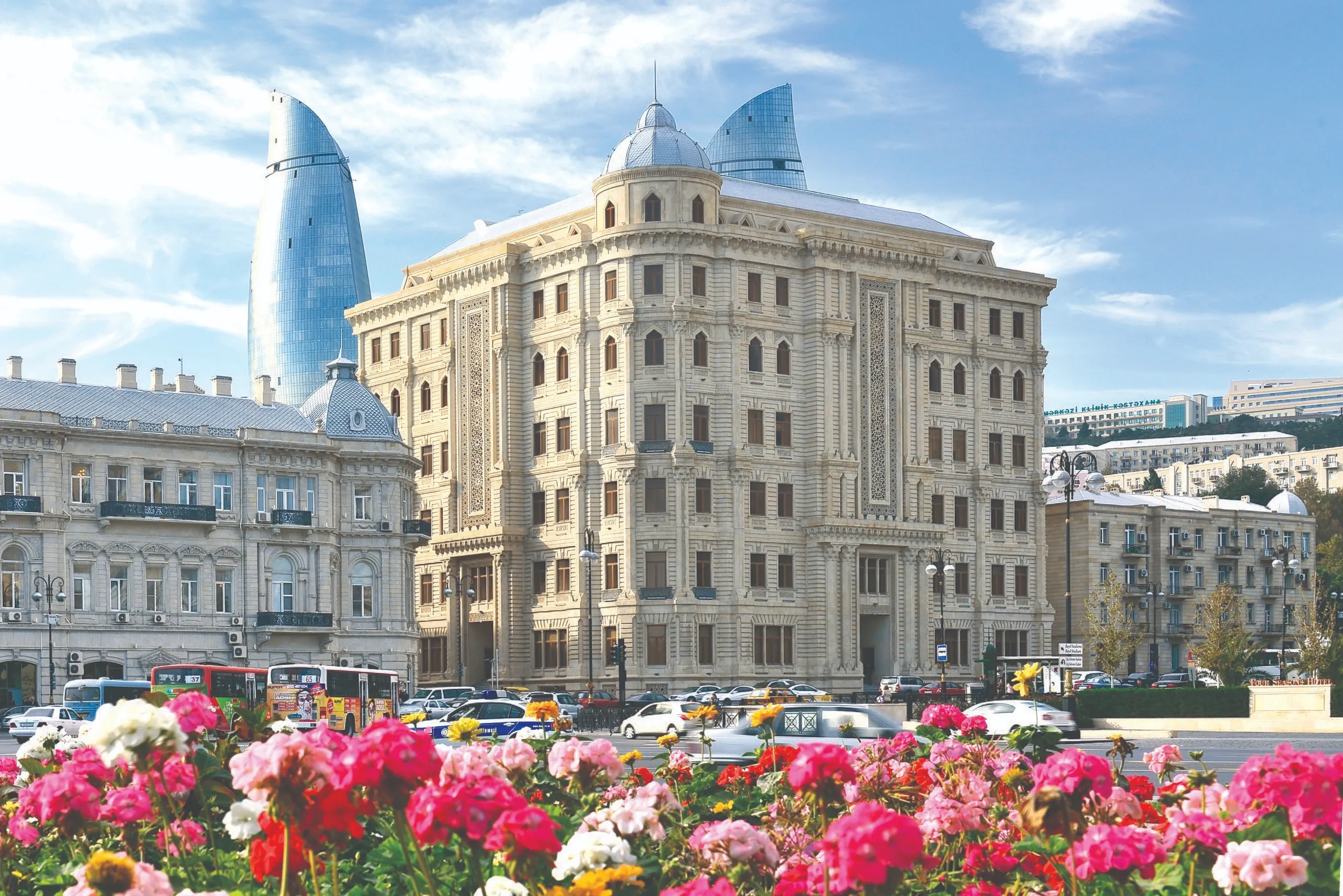 Azneft Square in Baku.webp