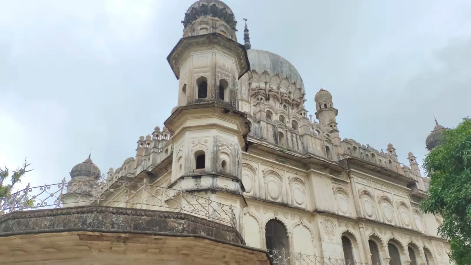 Bahu Begum ka Makbara in Ayodhya.webp
