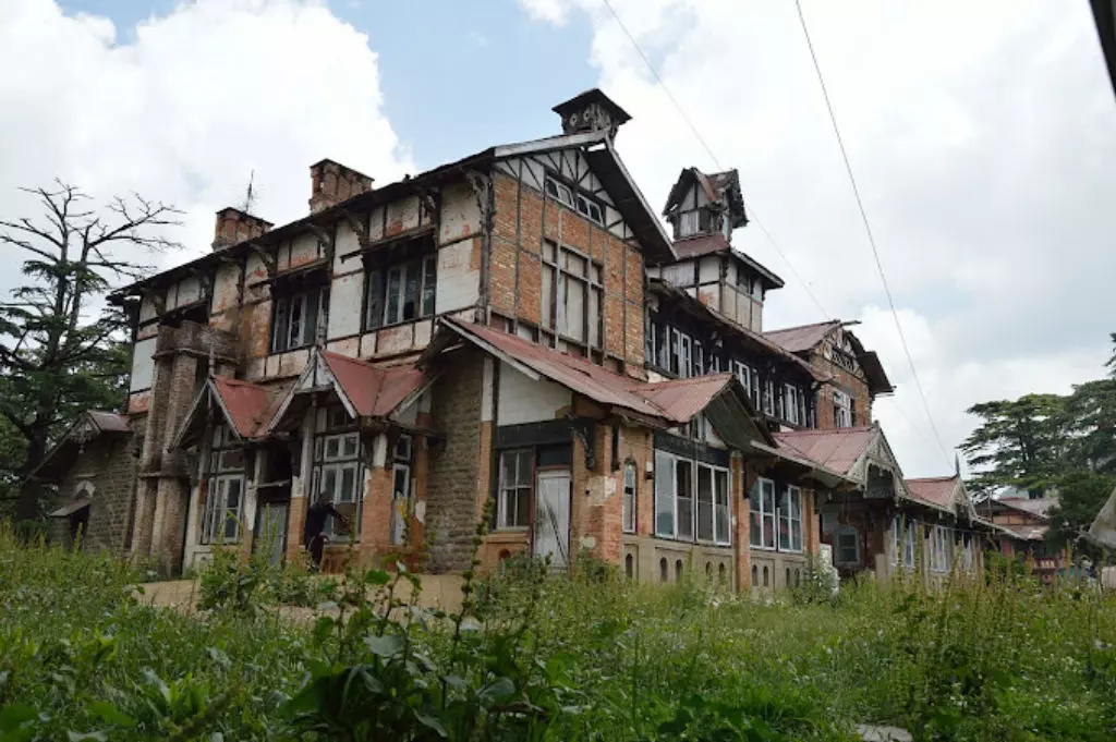 Bantony Castle haunted place in Shimla.webp