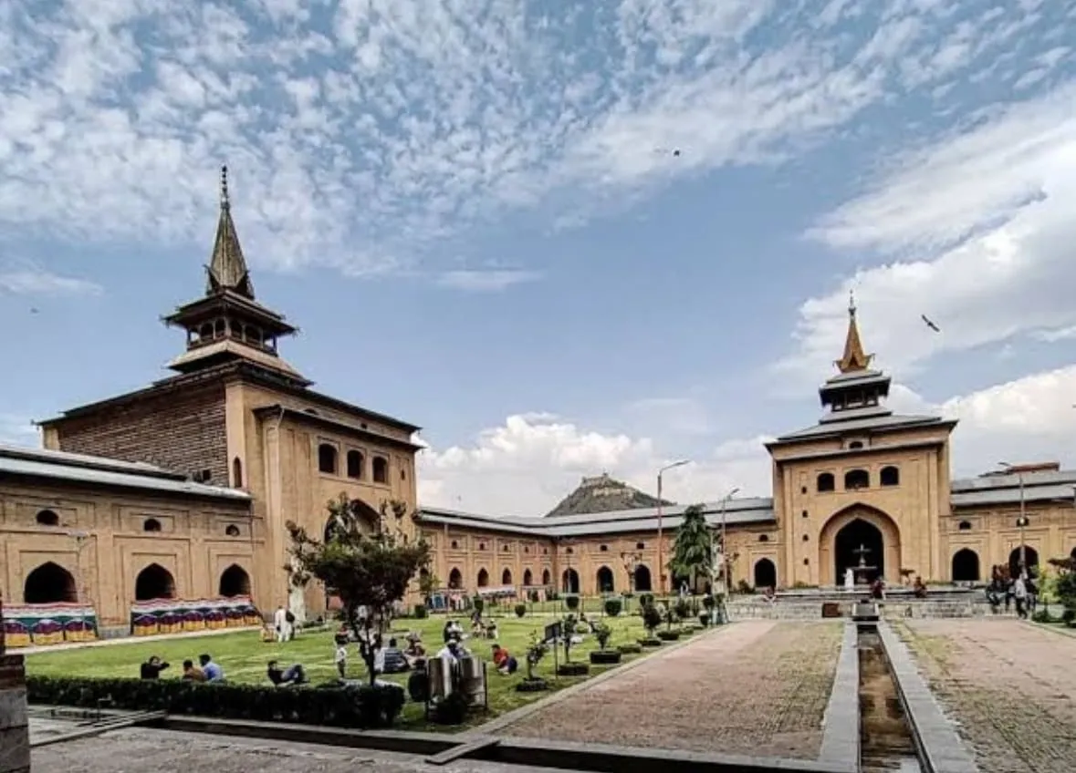 jama masjid in srinagar.webp